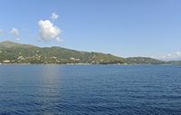 La ville de Kassiopi sur l’île de Corfou. Le promontoire de Koulourai vu depuis le canal de Corfou. Cliquer pour agrandir l'image.