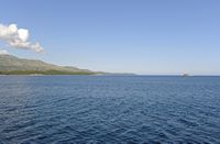 La ville de Kassiopi sur l’île de Corfou. L'îlot de Péristérès et son phare. Cliquer pour agrandir l'image.