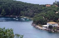 La ville de Kassiopi sur l’île de Corfou. L'ancienne maison des Durrell à Kalami (auteur Alinea). Cliquer pour agrandir l'image.