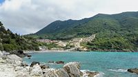 La ville de Kokkini sur l’île de Corfou. La baie d'Ermones (auteur Z. Thomas). Cliquer pour agrandir l'image.