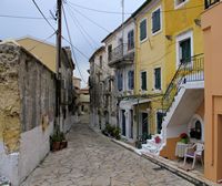 La ville de Kokkini sur l’île de Corfou. Une rue de Sinaradès (auteur Kritsolina). Cliquer pour agrandir l'image.