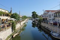La ville de Lefkimi sur l’île de Corfou. Le canal de Lefkimi (auteur Benjamin Janecke). Cliquer pour agrandir l'image.