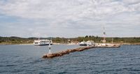 La ville de Lefkimi sur l’île de Corfou. Le port de transbordeurs (auteur MrPanyGoff). Cliquer pour agrandir l'image.