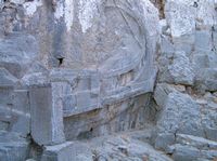 Exèdre de l'acropole de Lindos à Rhodes. Cliquer pour agrandir l'image.