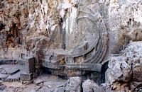 Exèdre de l'acropole de Lindos à Rhodes. Cliquer pour agrandir l'image.