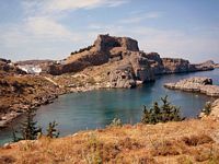 Vue de la côte depuis l'acropole de Lindos à Rhodes. Cliquer pour agrandir l'image.