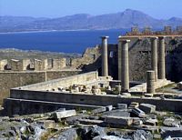 Aile sud du portique de l'acropole de Lindos à Rhodes. Cliquer pour agrandir l'image.