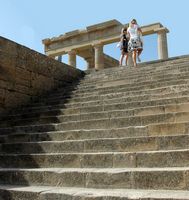 Propylées de l'acropole de Lindos à Rhodes. Cliquer pour agrandir l'image.