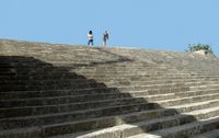 Propylées de l'acropole de Lindos à Rhodes. Cliquer pour agrandir l'image.