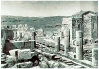 Ausgrabung des stoa von Lindos in Rhodos im Jahre 1914. Klicken, um das Bild zu vergrößern.