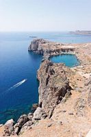 La ville de Lindos sur l’île de Rhodes. Baie de Saint-Paul près de Lindos. Cliquer pour agrandir l'image.