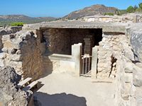 Le palais de Phaistos en Crète. Le magasin au nord-ouest des entrepôts de l'aile ouest (auteur Olaf Tausch). Cliquer pour agrandir l'image.