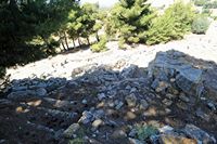 Le palais de Phaistos en Crète. L'aile sud écroulée du palais. Cliquer pour agrandir l'image.