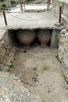Le palais de Phaistos en Crète. Le magasin des jarres géantes. Cliquer pour agrandir l'image.