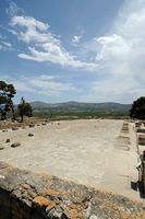 Le palais de Phaistos en Crète. La cour centrale vue du nord. Cliquer pour agrandir l'image.