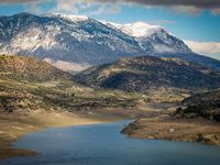 La ville de Mirès en Crète. Le lac de barrage de Fanéroméni (auteur Géoparc du Psiloritis). Cliquer pour agrandir l'image.