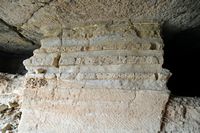 La ville de Mirès en Crète. La petite grotte en labyrinthe de Roufas. Cliquer pour agrandir l'image.