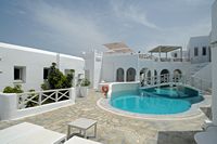 La ville de Naoussa à Paros. La piscine de l'hôtel Kanale. Cliquer pour agrandir l'image.