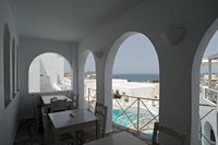 La ville de Naoussa à Paros. La terrasse du restaurant de l'hôtel Kanale. Cliquer pour agrandir l'image.