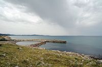 La côte de Nymfes sur l’île de Corfou. Effluent du lac d'Antinioti. Cliquer pour agrandir l'image.