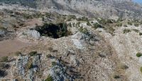 La ville de Nymfes sur l’île de Corfou. Les grottes de Loutsès. Cliquer pour agrandir l'image.
