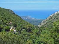 La ville de Nymfes sur l’île de Corfou. Le village de Droseri et les stations balnéaires de Roda et d'Acharavi vus depuis le Pantokrator (auteur Kritsolina). Cliquer pour agrandir l'image.
