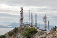 La ville de Nymfes sur l’île de Corfou. Antennes au sommet du Pantokrator (auteur Dietmar Rabich). Cliquer pour agrandir l'image.