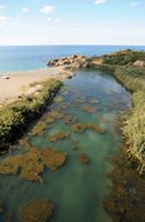 La ville de Pérama en Crète. L'embouchure du fleuve Géropotamos près de Panormos. Cliquer pour agrandir l'image.