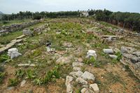 La ville de Pérama en Crète. Nef centrale des ruines de la basilique Sainte-Sophie de Panormos. Cliquer pour agrandir l'image.