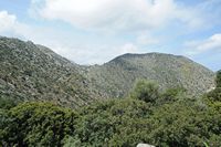La ville de Pérama en Crète. Les monts Taléens dans la région de Sissès. Cliquer pour agrandir l'image.