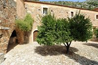 La ville de Pérama en Crète. La façade sud du monastère de Vossakos. Cliquer pour agrandir l'image.
