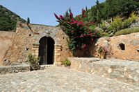 La ville de Pérama en Crète. La porte principale du monastère de Vossakos. Cliquer pour agrandir l'image.