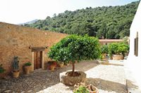 La ville de Pérama en Crète. La cour du monastère de Vossakos. Cliquer pour agrandir l'image.