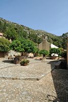 La ville de Pérama en Crète. La cour du monastère de Vossakos. Cliquer pour agrandir l'image.