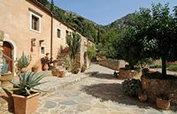 La ville de Pérama en Crète. Les cellules du monastère de Vossakos. Cliquer pour agrandir l'image.