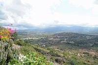 La ville de Pérama en Crète. Le village de Mélidoni vu depuis l'entrée de la grotte. Cliquer pour agrandir l'image.