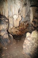 La ville de Pérama en Crète. Le côté droit de la grotte de Mélidoni. Cliquer pour agrandir l'image.