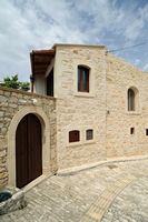 La ville de Pérama en Crète. Maison d'hôtes en calcaire d'Alpha à Kallergos près d'Alfa. Cliquer pour agrandir l'image.