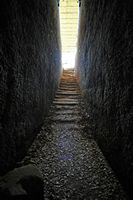 Le canton de Réthymnon en Crète. Le couloir du caveau 159 de la nécropole d'Arméni. Cliquer pour agrandir l'image.