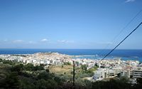 La ville de Réthymnon en Crète. Réthymnon vu depuis la route nationale 90. Cliquer pour agrandir l'image.