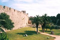 Fossés des fortifications de Rhodes. Cliquer pour agrandir l'image.