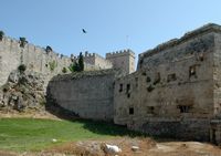 Erdaufwurf in der Nähe der Tür von Amboise der Befestigungen von Rhodos. Klicken, um das Bild zu vergrößern.