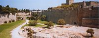 Fossés des fortifications de Rhodes. Cliquer pour agrandir l'image.