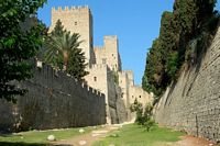 Fossé des fortifications de Rhodes. Cliquer pour agrandir l'image.