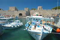 Les fortifications de Rhodes vues depuis le port. Cliquer pour agrandir l'image.