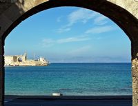 Porte de l'Arsenal des fortifications de Rhodes. Cliquer pour agrandir l'image.