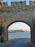 Porte Sainte-Marie des fortifications de Rhodes. Cliquer pour agrandir l'image.
