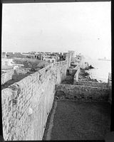 Die Wälle der Befestigungen von Rhodos zwischen der Tür von Acandia und der Tür der Mühlen, die von Lucien Roy photographiert wurden, gegen 1911. Klicken, um das Bild zu vergrößern.