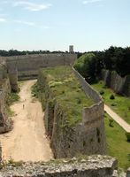Terre-plein d'Espagne des fortifications de Rhodes. Cliquer pour agrandir l'image.