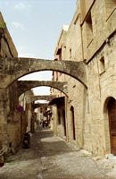 La ville médiévale de Rhodes. Ruelle avec arcs-boutants à Rhodes. Cliquer pour agrandir l'image.